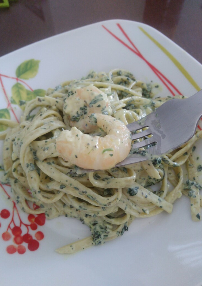 Una foto de Tallarines en salsa Alfredo con camarones y espinacas