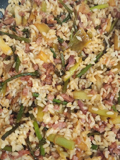 Una foto de Arroz frito con trigueros y ajetes