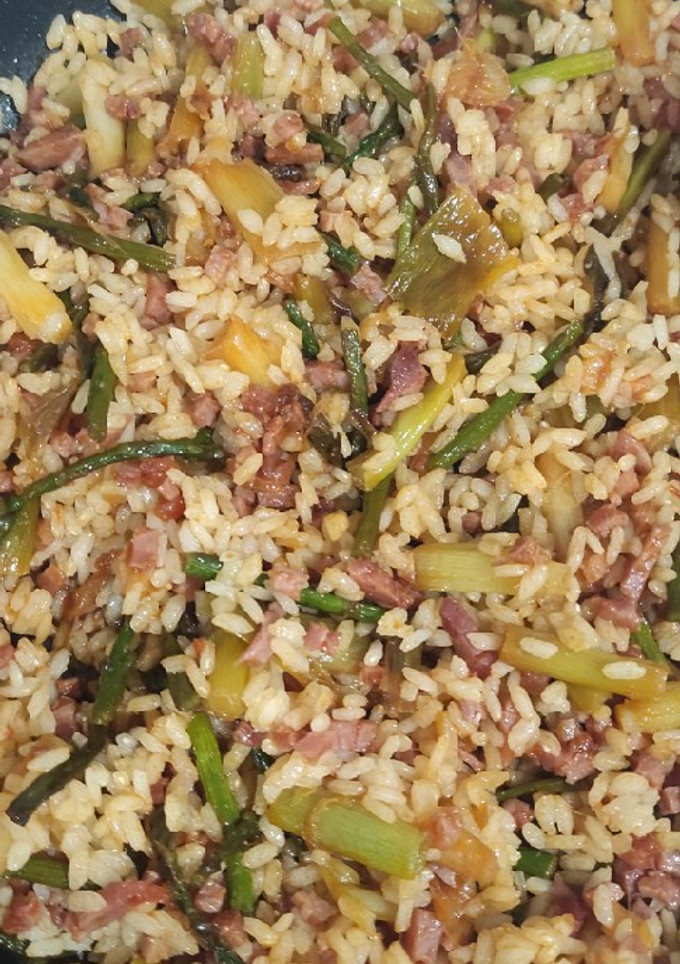 Una foto de Arroz frito con trigueros y ajetes