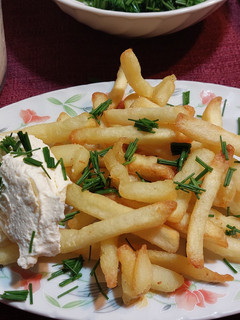 Una foto de Papas fritas con queso crema casero y ciboulette 🤤🤤