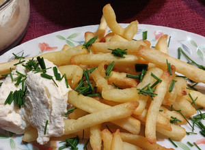 Una foto de Papas fritas con queso crema casero y ciboulette 🤤🤤