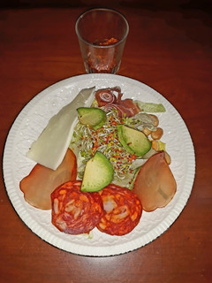 Una foto de Ensalada de aguacate con germinafos de brócoli y embutido