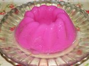 Una foto de yogurt de frutilla
