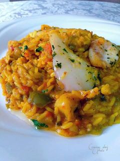 Una foto de Arroz con roux de curry japonés, huevas y cocochas de calamar