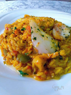 Una foto de Arroz con roux de curry japonés, huevas y cocochas de calamar
