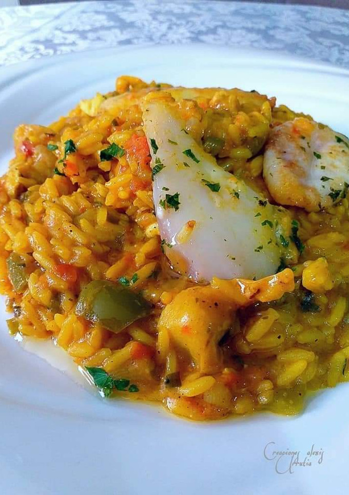 Una foto de Arroz con roux de curry japonés, huevas y cocochas de calamar