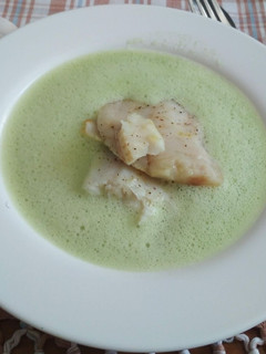 Una foto de Merluza con espuma de puerros y esferificaciones frutales