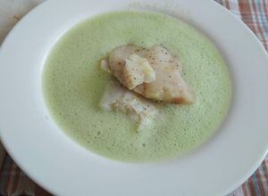 Una foto de Merluza con espuma de puerros y esferificaciones frutales