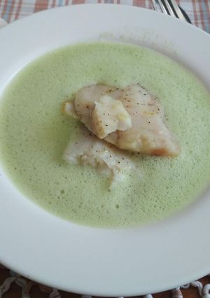 Una foto de Merluza con espuma de puerros y esferificaciones frutales