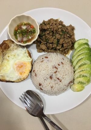 รูปของ “ข้าวผัดกระเพราไข่ดาว”
