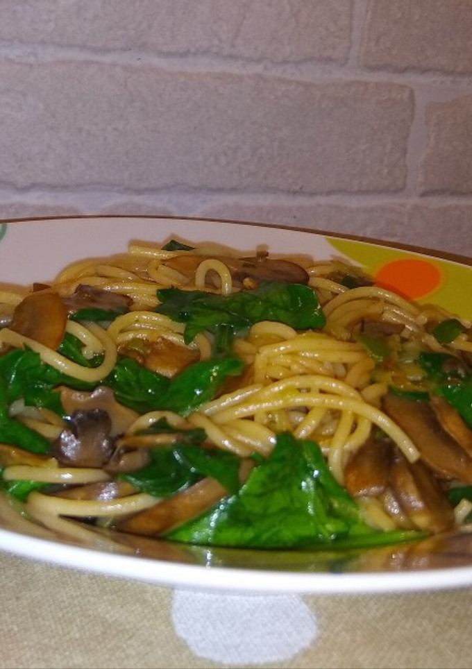 Una foto de Pasta integral con champiñones y espinacas