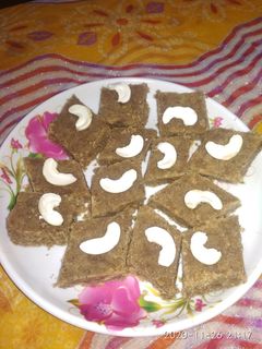 સૂંઠ સુખડી (Sunth Sukhdi Recipe in Gujarati) રેસીપી મુખ્ય ફોટો