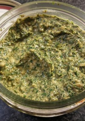 Une photo de Pesto aux fanes de carottes