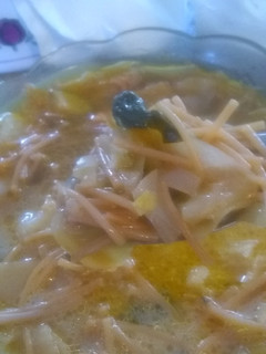 Una foto de Sopa de col con fideos