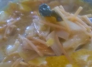Una foto de Sopa de col con fideos