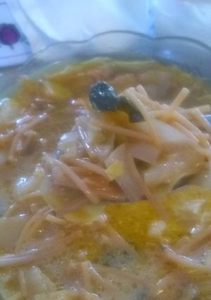 Una foto de Sopa de col con fideos