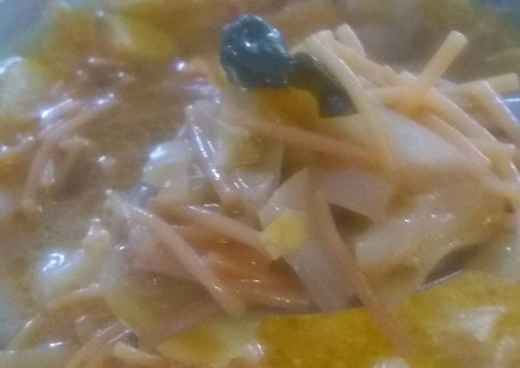 Sopa de col con fideos