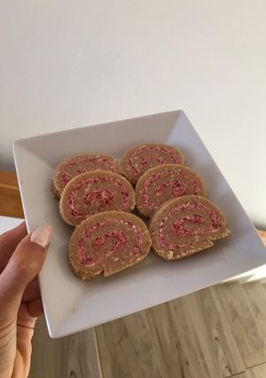 Málnás keksztekercs recept fotója