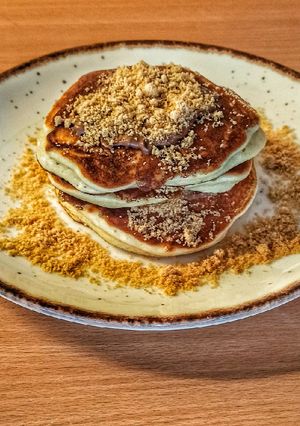Φωτογραφία της συνταγής Fluffy pancakes με σοκολάτα και μπισκότο τριμμένο