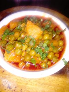 આલુ મટર સબ્જી (aalu mutter sabji recipe in Gujarati) રેસીપી મુખ્ય ફોટો