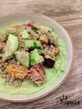 Salade de quinoa, halloumi et crème d’avocat