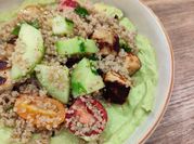 Une photo de salade quinoa concombre