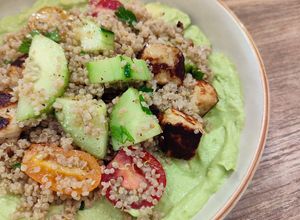 Une photo de Salade de quinoa, halloumi et crème d’avocat