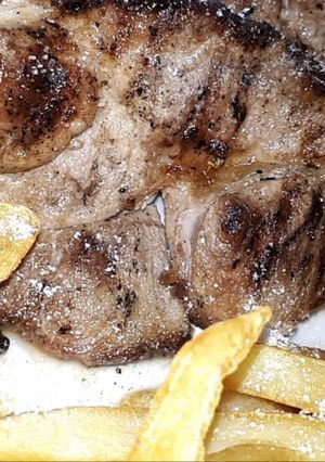 Una foto de Bondiola Con Papas Fritas