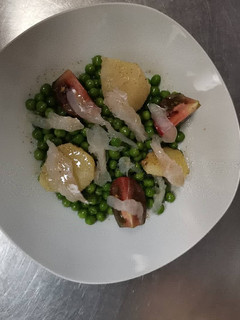 Una foto de Guisantes con patatas, tomate kumato, bacalao desmigado