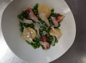 Una foto de Guisantes con patatas, tomate kumato, bacalao desmigado