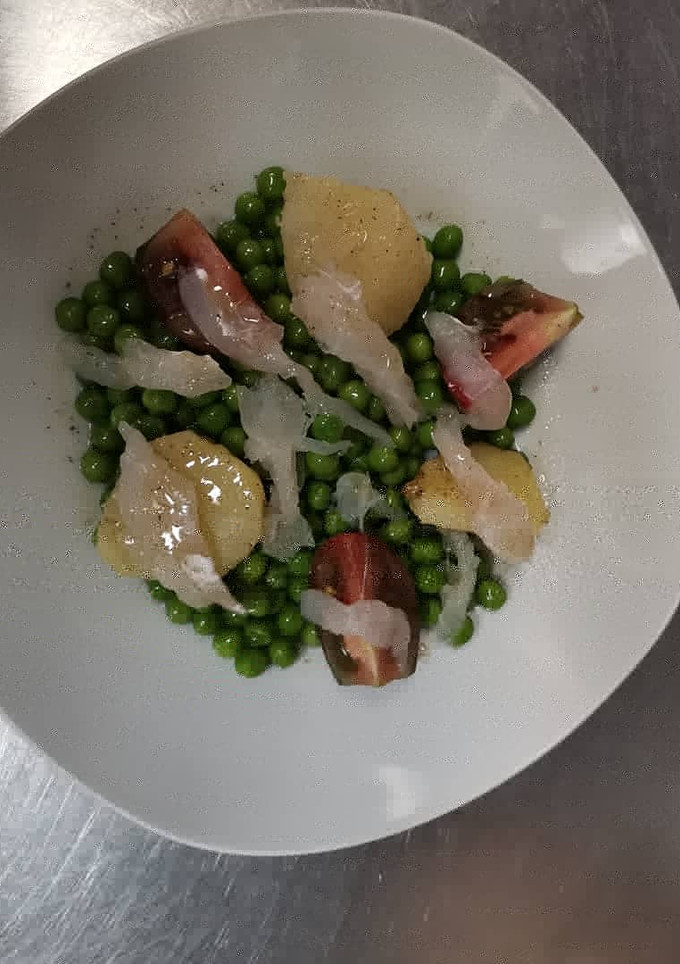 Una foto de Guisantes con patatas, tomate kumato, bacalao desmigado