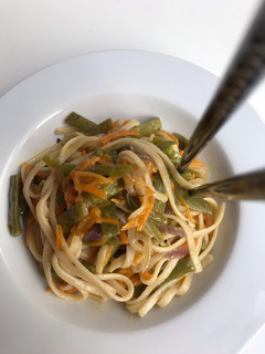Una foto de Tallarines con verduras