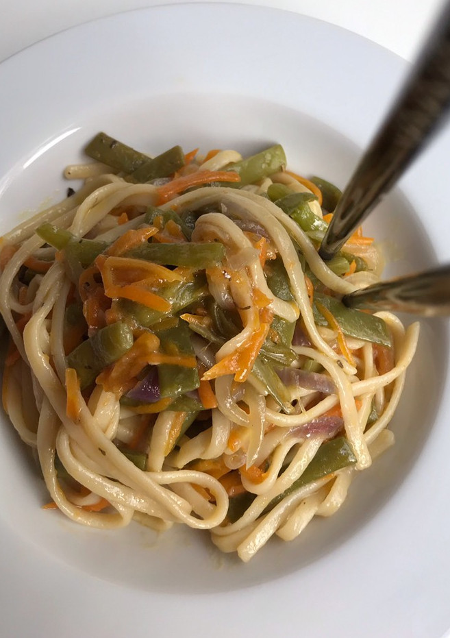 Una foto de Tallarines con verduras