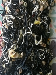 Una foto de Espaguetis negros con gulas, champiñones y gambas