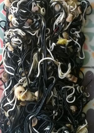 Una foto de Espaguetis negros con gulas, champiñones y gambas