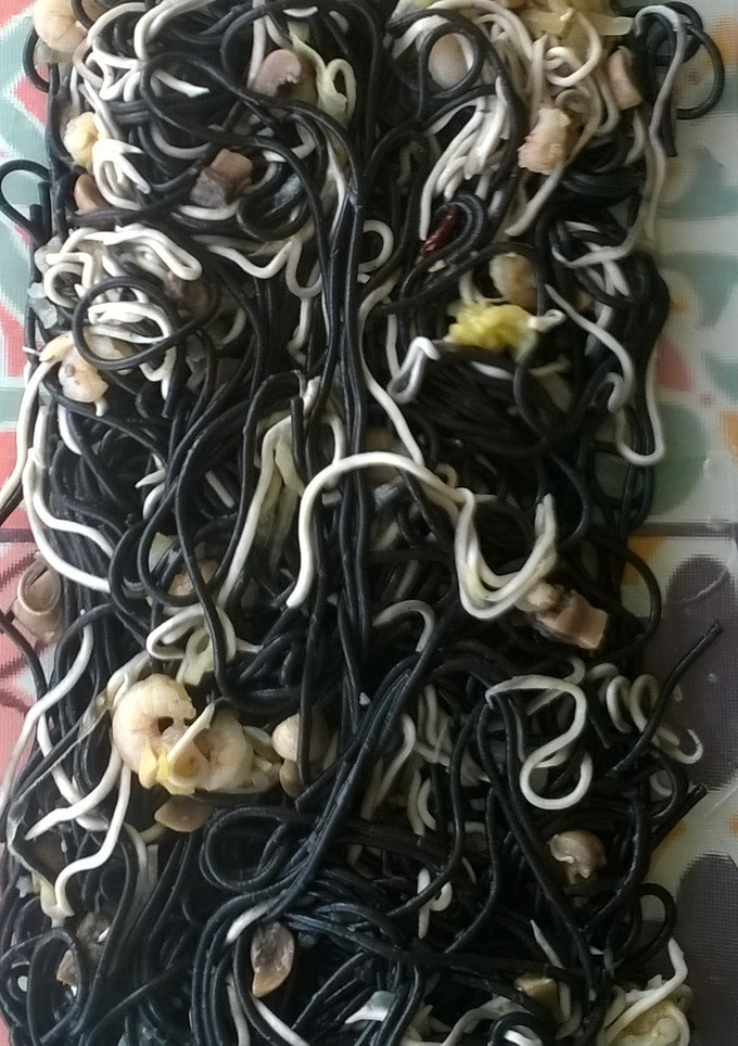 Una foto de Espaguetis negros con gulas, champiñones y gambas
