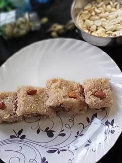 मूंगफली चोको बर्फी(Moongfali choco burfi recipe in Hindi) रेसिपी मुख्य फोटो