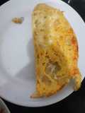 Tortilla con costra de queso rellena de huevo con verduras