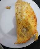 Tortilla con costra de queso rellena de huevo con verduras