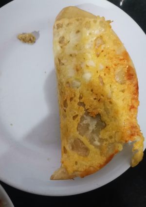 Una foto de Tortilla con costra de queso rellena de huevo con verduras