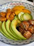 Pokè bowl con gamberi e salmone