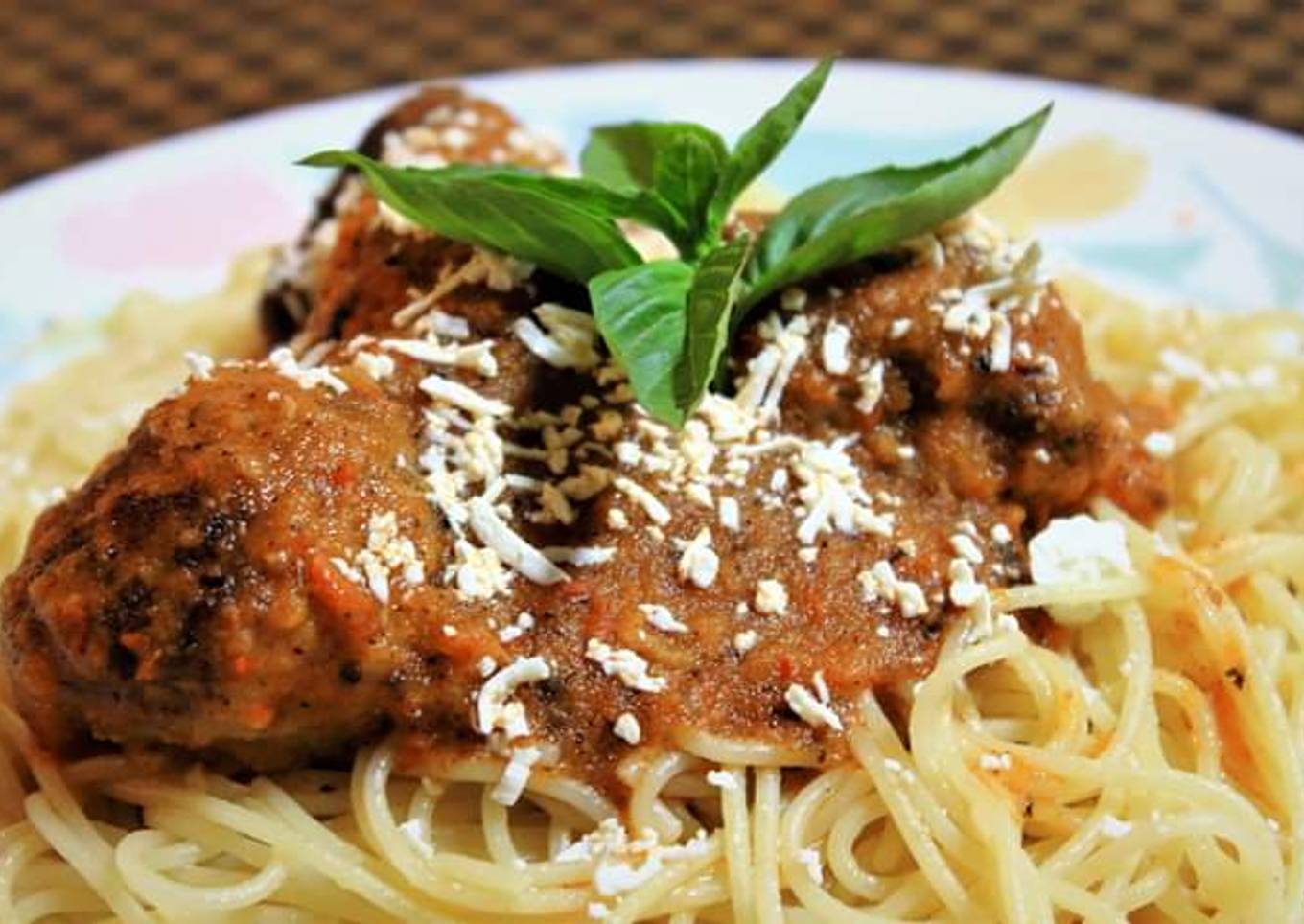 Pasta con mantequilla y albóndigas