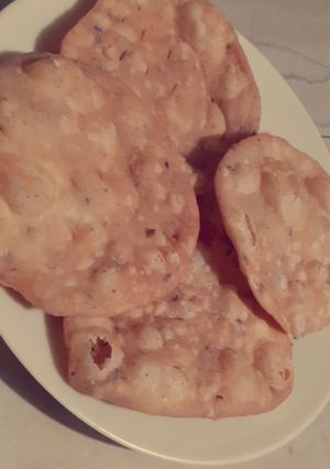 પૂરી(Poori Recipe in Gujarati) રેસીપી મુખ્ય ફોટો