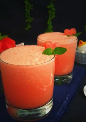 A picture of Carrot and strawberry juice.