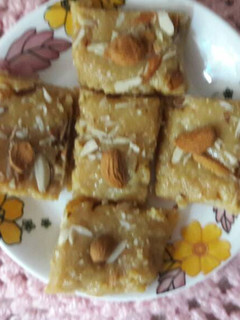 मावा बादाम बर्फी (Mawa almonds burfi recipe in hindi) रेसिपी मुख्य फोटो