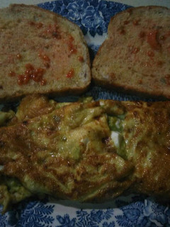 Una foto de Tortilla sabores con pan tomate