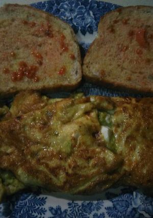 Una foto de Tortilla sabores con pan tomate