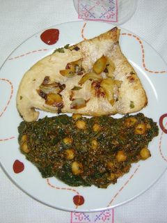 Una foto de Filete de pez espada con espinacas