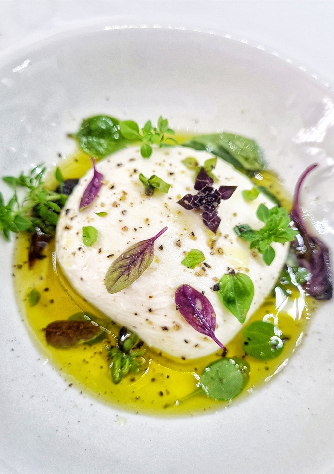 Una foto de Ensalada de queso mozzarella y albahaca