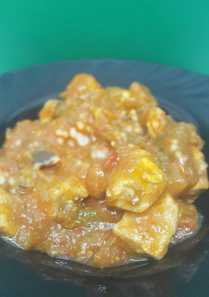Una foto de Magra con tomate